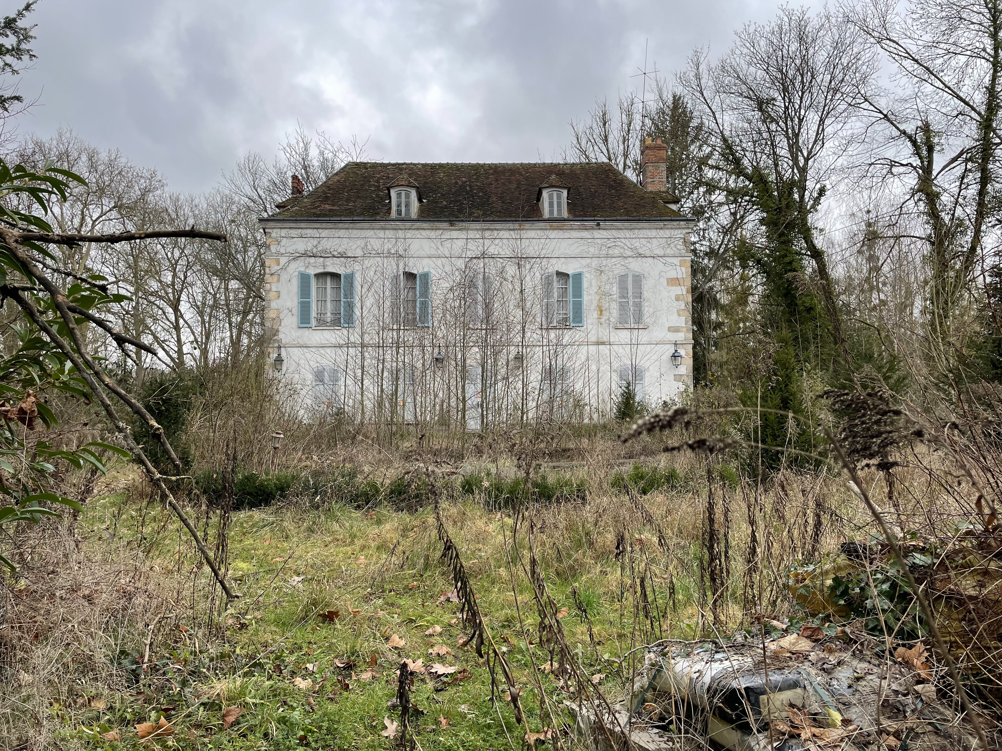 Verlassenes Herrenhaus mit tragischer Mordgeschichte - verlassenes Wohnhaus / Villa