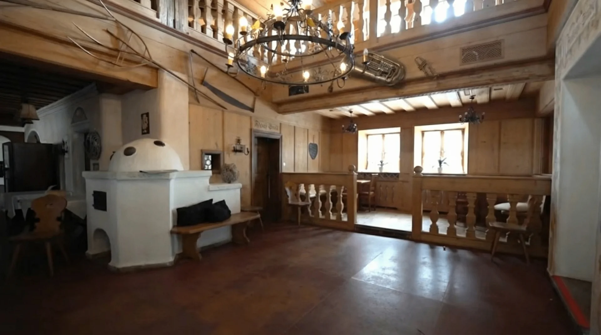 Verlassener Gutshof mit gescheitertem Luxuslandgasthof - verlassenes Hotel / Ferienanlage