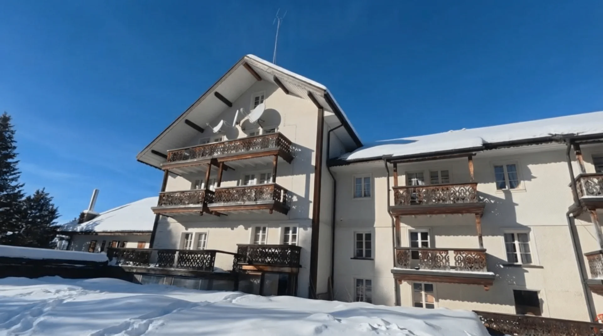 Kur- und Wellnesshotel mit eingefrorenem Alltag - verlassenes Hotel / Ferienanlage