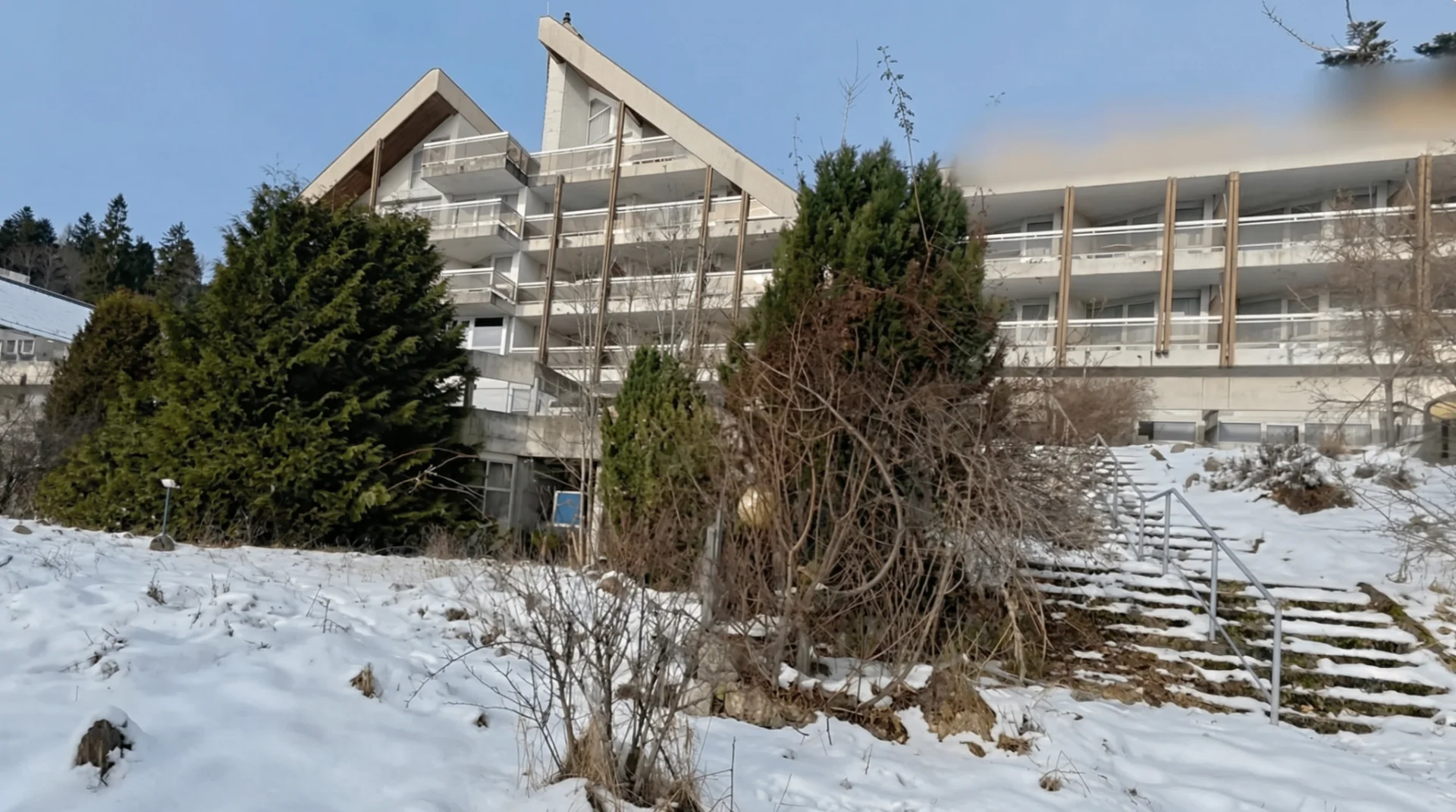 Verlassenes Berghotel mit 80er Jahre Flair und Schwimmbad - verlassenes Hotel / Ferienanlage