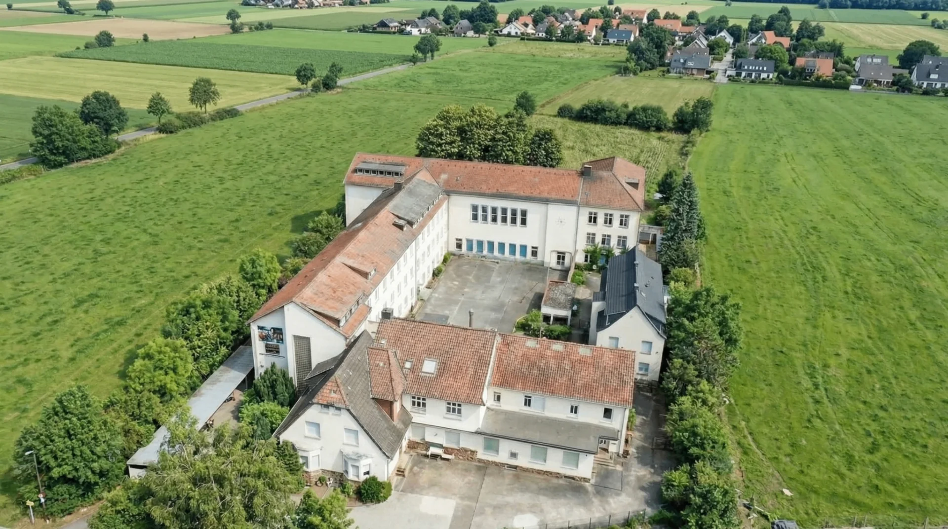 Ehemaliges Internatsgymnasium mit  Aula - verlassenes Schule / Internat / Kinderheim