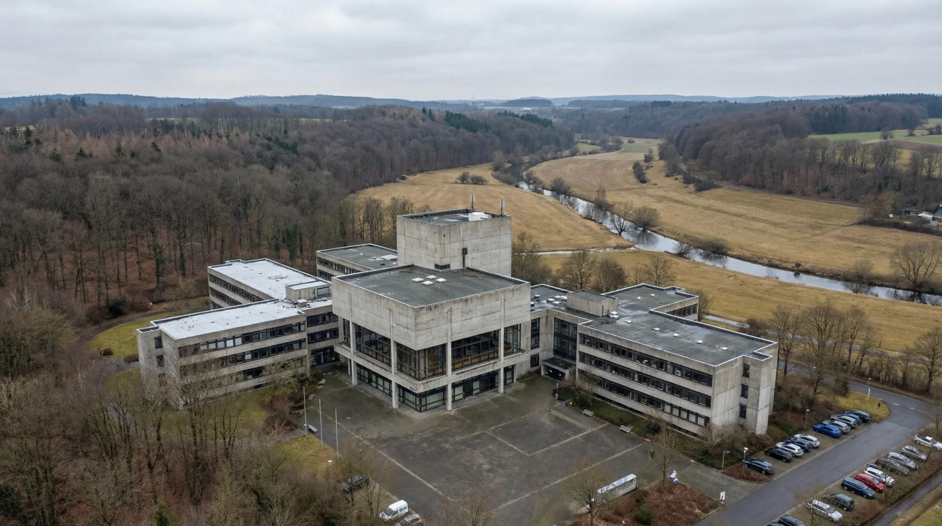 Unterirdisches Hilfskrankenhausbunker mit Trödelmarkt-Atmosphäre - verlassenes Militär / Kaserne / Bunker